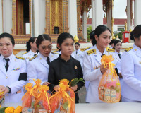 จังหวัดสุราษฎร์ธานีจัดพิธีบำเพ็ญกุศลและทำบุญตักบาตร ในวาระคร ... พารามิเตอร์รูปภาพ 26