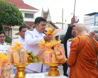 จังหวัดสุราษฎร์ธานีจัดพิธีบำเพ็ญกุศลและทำบุญตักบาตร ในวาระคร ... พารามิเตอร์รูปภาพ 33