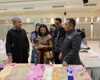ผู้ว่าฯ สุราษฎร์ธานี เปิดกิจกรรมประกวดผ้าลายพระราชทาน "ผ้าลา ... พารามิเตอร์รูปภาพ 12