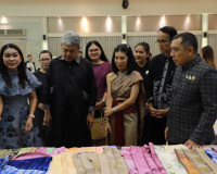 ผู้ว่าฯ สุราษฎร์ธานี เปิดกิจกรรมประกวดผ้าลายพระราชทาน "ผ้าลา ... พารามิเตอร์รูปภาพ 33