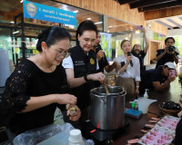 รองนายกฯ "ศุภจี" พร้อมคณะทูตานุทูต 13 ประเทศ ลงพื้นที่สวนมะพ ... พารามิเตอร์รูปภาพ 1