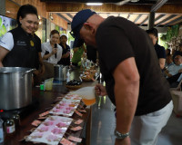 รองนายกฯ "ศุภจี" พร้อมคณะทูตานุทูต 13 ประเทศ ลงพื้นที่สวนมะพ ... พารามิเตอร์รูปภาพ 10