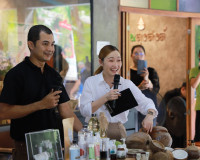 รองนายกฯ "ศุภจี" พร้อมคณะทูตานุทูต 13 ประเทศ ลงพื้นที่สวนมะพ ... พารามิเตอร์รูปภาพ 13