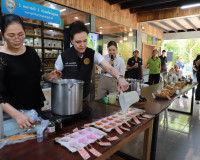 รองนายกฯ "ศุภจี" พร้อมคณะทูตานุทูต 13 ประเทศ ลงพื้นที่สวนมะพ ... พารามิเตอร์รูปภาพ 26