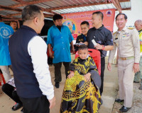 ผู้ว่าฯ สุราษฎร์ธานี นำบริการรัฐถึงชุมชน เปิดโครงการ ‘บำบัดท ... พารามิเตอร์รูปภาพ 84