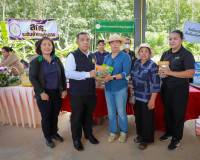 ผู้ว่าฯ สุราษฎร์ธานี นำบริการรัฐถึงชุมชน เปิดโครงการ ‘บำบัดท ... พารามิเตอร์รูปภาพ 106