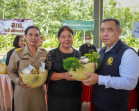 ผู้ว่าฯ สุราษฎร์ธานี นำบริการรัฐถึงชุมชน เปิดโครงการ ‘บำบัดท ... พารามิเตอร์รูปภาพ 120