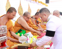 พระบาทสมเด็จพระเจ้าอยู่หัว ทรงพระกรุณาโปรดพระราชทานผ้าไตร น้ ... พารามิเตอร์รูปภาพ 1