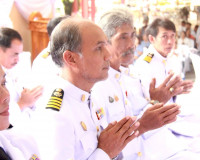 พระบาทสมเด็จพระเจ้าอยู่หัว ทรงพระกรุณาโปรดพระราชทานผ้าไตร น้ ... พารามิเตอร์รูปภาพ 16