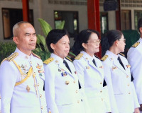 พระบาทสมเด็จพระเจ้าอยู่หัว ทรงพระกรุณาโปรดพระราชทานผ้าไตร น้ ... พารามิเตอร์รูปภาพ 17