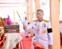 พระบาทสมเด็จพระเจ้าอยู่หัว ทรงพระกรุณาโปรดพระราชทานผ้าไตร น้ ... พารามิเตอร์รูปภาพ 33