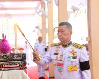 พระบาทสมเด็จพระเจ้าอยู่หัว ทรงพระกรุณาโปรดพระราชทานผ้าไตร น้ ... พารามิเตอร์รูปภาพ 35