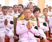 พระบาทสมเด็จพระเจ้าอยู่หัว ทรงพระกรุณาโปรดพระราชทานผ้าไตร น้ ... พารามิเตอร์รูปภาพ 40