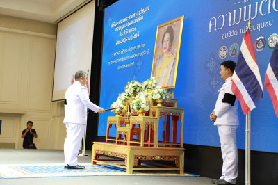 สุราษฎร์ธานีจัดพิธีมอบเงินพระราชทานขวัญถุงกองทุนแม่ของแผ่นดิ ... พารามิเตอร์รูปภาพ 1