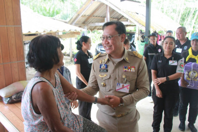 ผู้ว่าฯ สุราษฎร์ธานีห่วงใยประชาชนกลุ่มเปราะบาง มอบหน่วยงานที ... พารามิเตอร์รูปภาพ 1