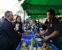 ผู้ว่าฯ สุราษฎร์ธานี เยี่ยมชมจุดจำหน่ายสินค้าโครงการ “ไทยช่ว ... พารามิเตอร์รูปภาพ 2
