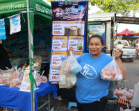 ผู้ว่าฯ สุราษฎร์ธานี เยี่ยมชมจุดจำหน่ายสินค้าโครงการ “ไทยช่ว ... พารามิเตอร์รูปภาพ 14