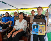 จังหวัดสุราษฎร์ธานี เชิญสิ่งของพระราชทาน มอบแก่ครอบครัวผู้ปร ... พารามิเตอร์รูปภาพ 17