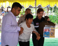 จังหวัดสุราษฎร์ธานี เชิญสิ่งของพระราชทาน มอบแก่ครอบครัวผู้ปร ... พารามิเตอร์รูปภาพ 26