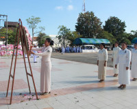 ข้าราชการและประชาชนจังหวัดสุราษฎร์ธานีพร้อมใจร่วมพิธีวางพวงม ... พารามิเตอร์รูปภาพ 4