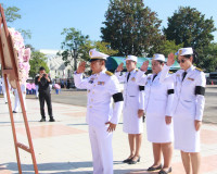 ข้าราชการและประชาชนจังหวัดสุราษฎร์ธานีพร้อมใจร่วมพิธีวางพวงม ... พารามิเตอร์รูปภาพ 24