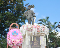 ข้าราชการและประชาชนจังหวัดสุราษฎร์ธานีพร้อมใจร่วมพิธีวางพวงม ... พารามิเตอร์รูปภาพ 38