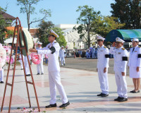 ข้าราชการและประชาชนจังหวัดสุราษฎร์ธานีพร้อมใจร่วมพิธีวางพวงม ... พารามิเตอร์รูปภาพ 46
