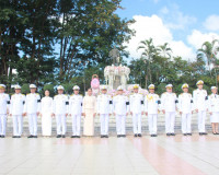 ข้าราชการและประชาชนจังหวัดสุราษฎร์ธานีพร้อมใจร่วมพิธีวางพวงม ... พารามิเตอร์รูปภาพ 49