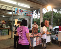 พาณิชย์สุราษฎร์ฯเปิดขายหมู 6 จุดช่วยเหลือชาวบ้านซื้อหมูถูกอน ... พารามิเตอร์รูปภาพ 7