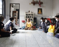 นายกเหล่ากาชาด / ประธานแม่บ้านมหาดไทยจังหวัดสุราษฎร์ธานีเดิน ... พารามิเตอร์รูปภาพ 1