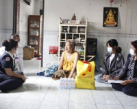 นายกเหล่ากาชาด / ประธานแม่บ้านมหาดไทยจังหวัดสุราษฎร์ธานีเดิน ... พารามิเตอร์รูปภาพ 2