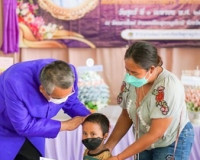 จังหวัดสุราษฎร์ธานี จัดพิธีทอดผ้าป่าสมทบกองทุนพัฒนาเด็กชนบทใ ... พารามิเตอร์รูปภาพ 13